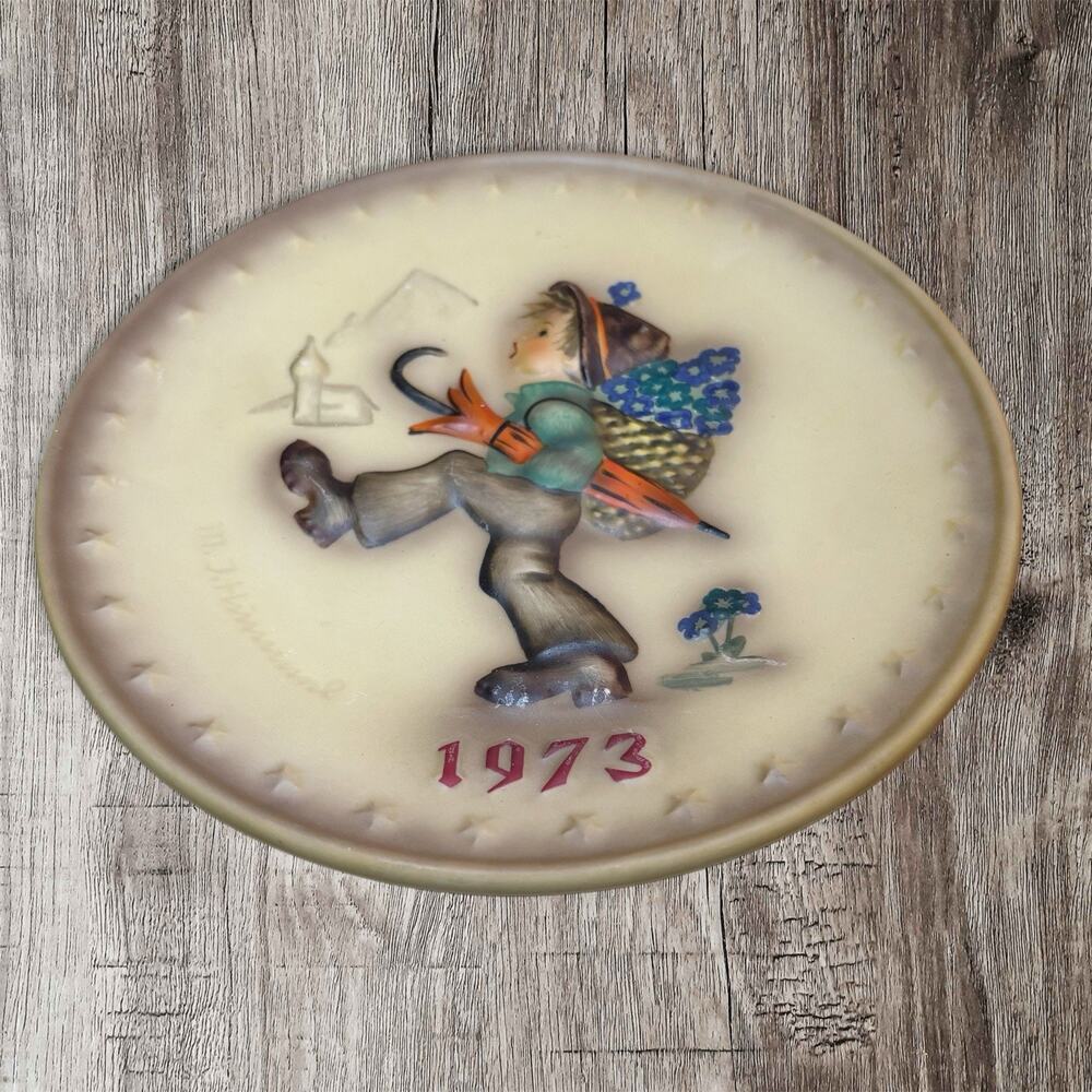 HUMMEL ANNUAL PLATE‎ 1973 "GLOBETROTTER" GOEBEL COLLECTIBLE #266